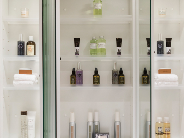 Bathing-wash room.  [Three-sided mirror back storage] Adopt a convenient "three-sided mirror back storage" in the housing. (Same specifications)