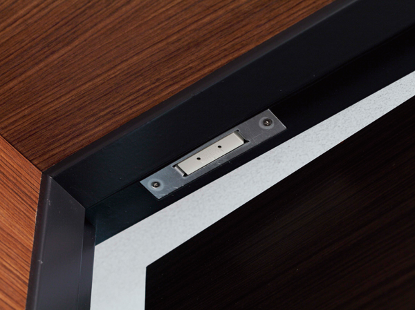 Security.  [Front door "security sensors"] Installing the security sensors in the standard to the front door of all dwelling units. Sensor detects when the door is moving in the security surveillance state, An alarm sound at the intercom, Automatically reported to the such as the management office and monitoring center. (Same specifications)