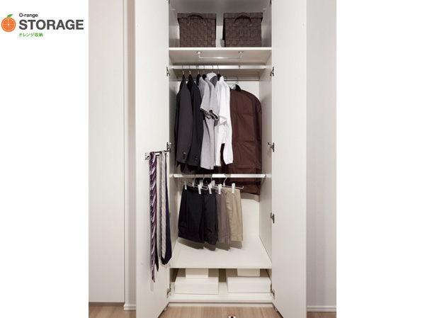 Interior.  [Multi-closet (Western-style closet)] Up and down before and after the possible set of hanger pipes and shelves is a closet that can have their own favorite layout.