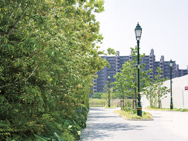 Surrounding environment. Ponde Grande green road (local east side adjacent ・ Pedestrian road)