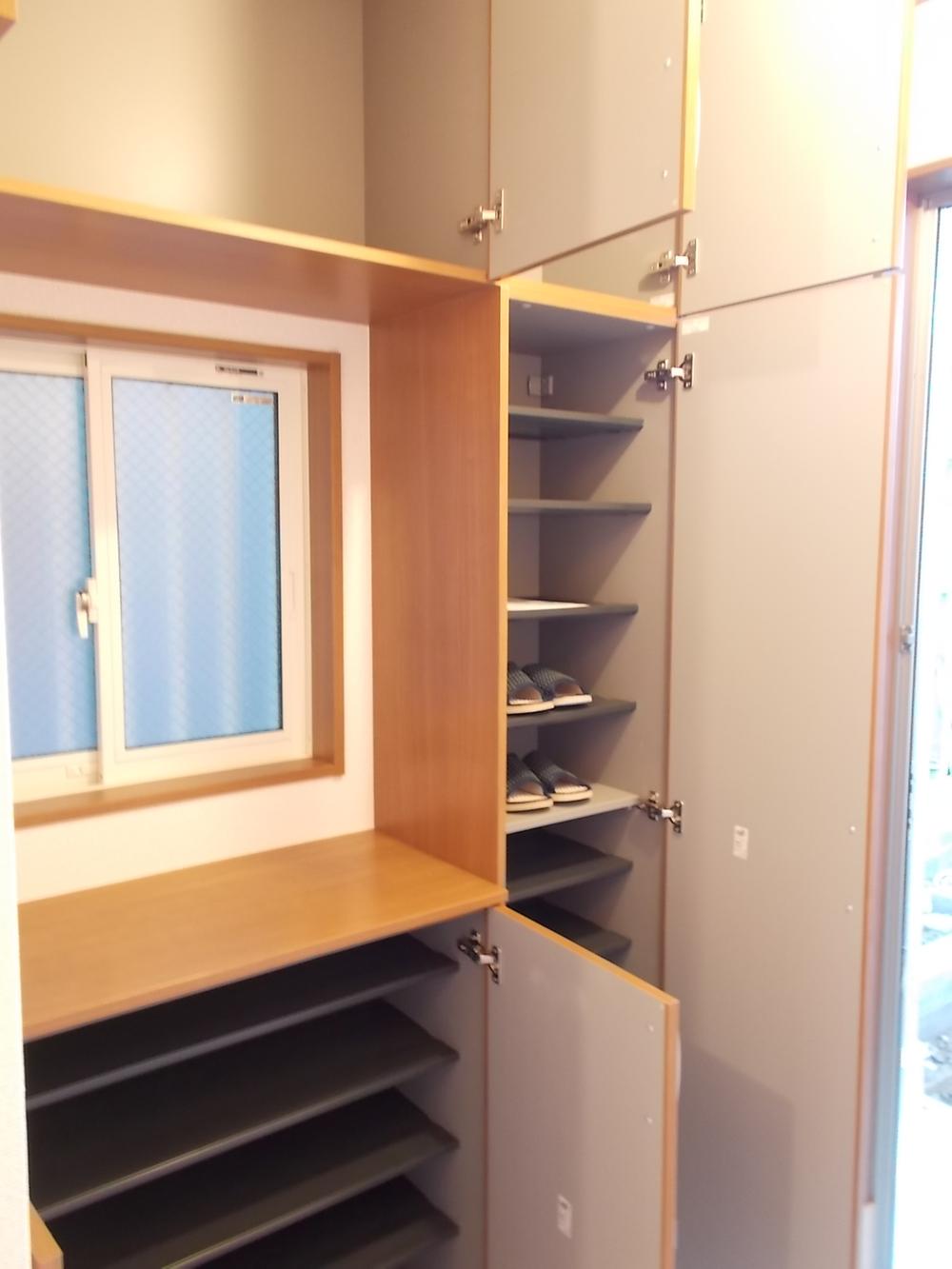 Entrance. Entrance refreshing large storage also contains a lot of peace of mind shoes in a large family