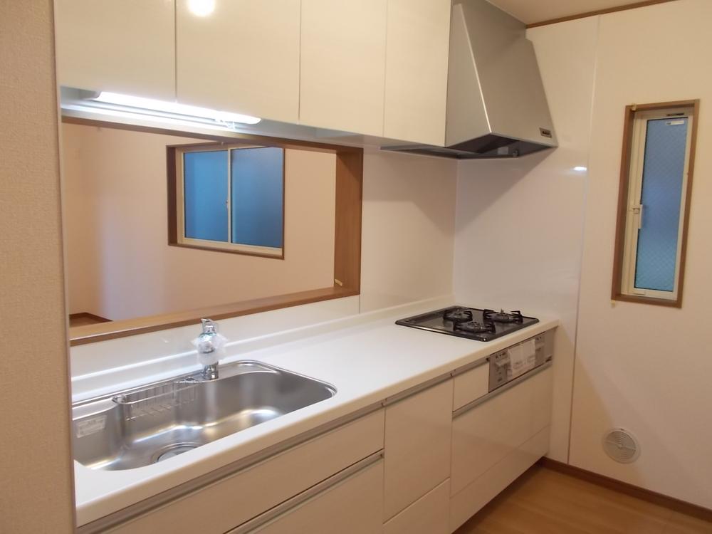 Kitchen. Popular counter kitchen with state of the children of the living can be seen