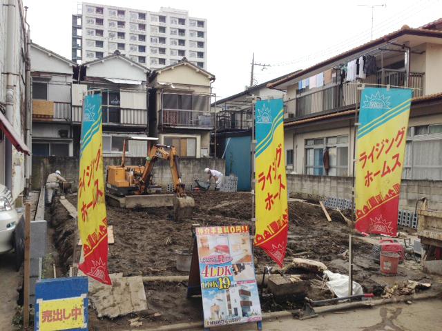 Local photos, including front road. Local (November 2 photography)