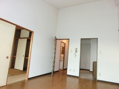 Living and room. Sliding door between the Japanese-style It is may be closed, May be used widely open