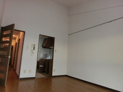 Living and room. Because it is a kitchen independent, It is safe to stay small children! 