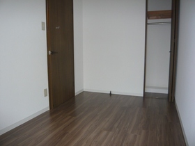 Living and room. 5.1 Pledge Western-style