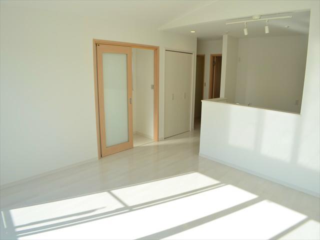 Living. Convenient storage with also in the kitchen next to