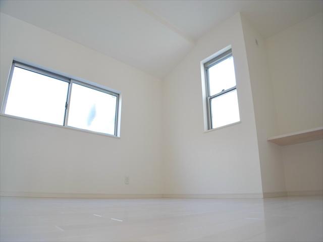 Non-living room. With counter