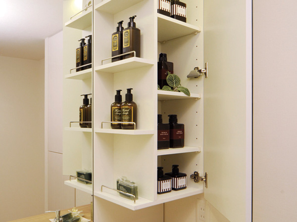 Bathing-wash room.  [Mirror cabinet] Mirror cabinet which adopted an open shelf in consideration of the usability side. Kagamiura the lowermost shelf is provided with a hole for passing wire, If connected to the outlet of the under cabinet it is also useful for charging of electric appliances.