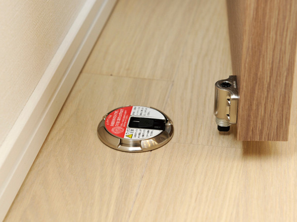 Other.  [One push door catcher] living ・ The door of the dining, It can be locked with the push of a door, We established the door catcher that can be released to the press again. (More than me in the room photo model room A type)