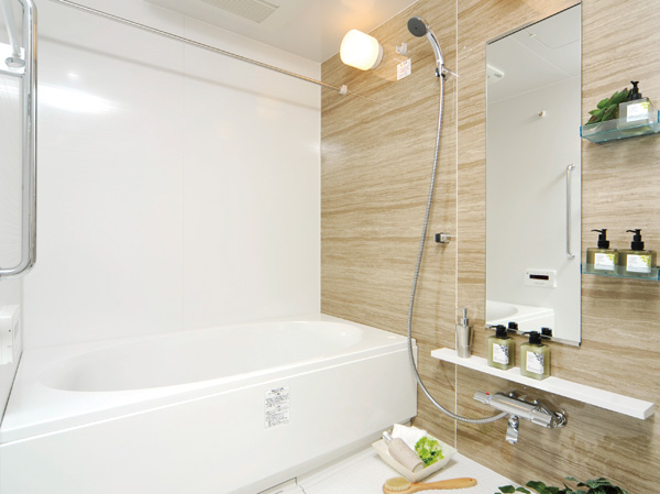 Bathing-wash room.  [Bathroom] Safety-conscious at the time when bathing, It was adopted suppressed low tub the height of the stride. Floor induction mosaic pattern is the flow of water. Brush of water is well dry has adopted an early bathroom floor.