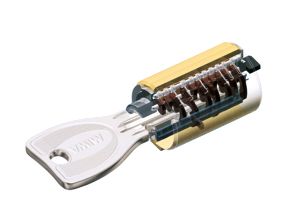 Security.  [Progressive cylinder key] Picking and replication has adopted a difficult progressive cylinder key. (Conceptual diagram)