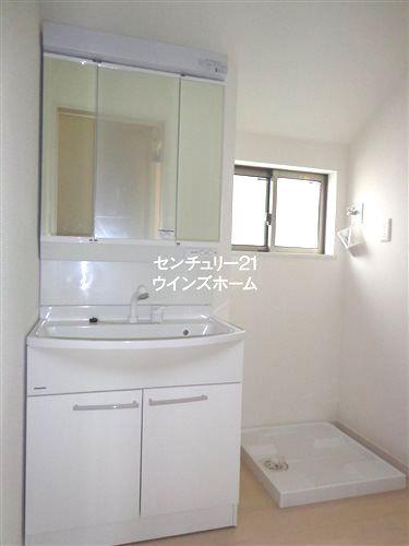 Wash basin, toilet. Building 2