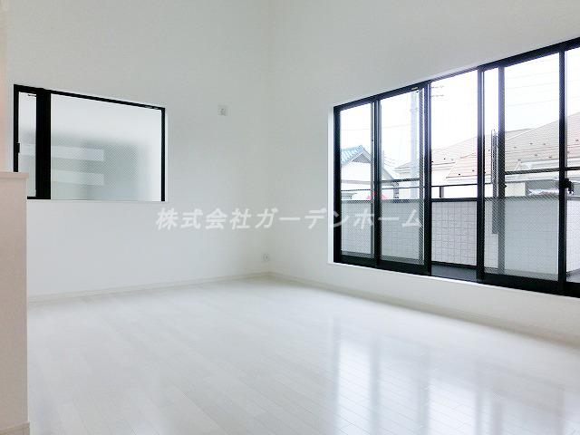 Living.  ■ In a wide sweep window aperture frontage, Daylighting good ■