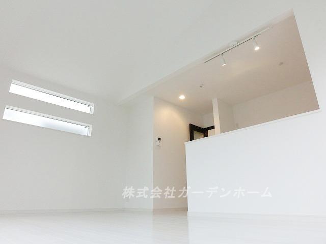 Living.  ■ In bright living, You overflowing smile of your family ■