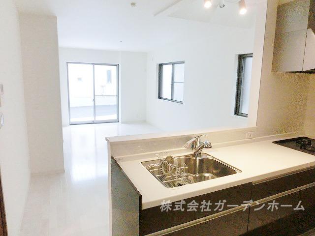 Living.  ■ In bright living, You overflowing smile of your family ■