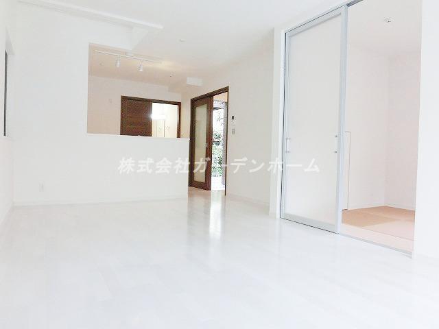 Living.  ■ In bright living, You overflowing smile of your family ■