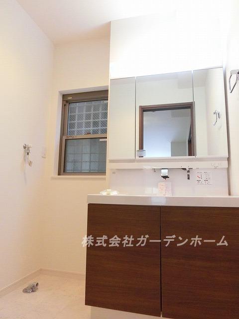 Wash basin, toilet.  ■ Independent wash basin which is indispensable to the daily grooming ■