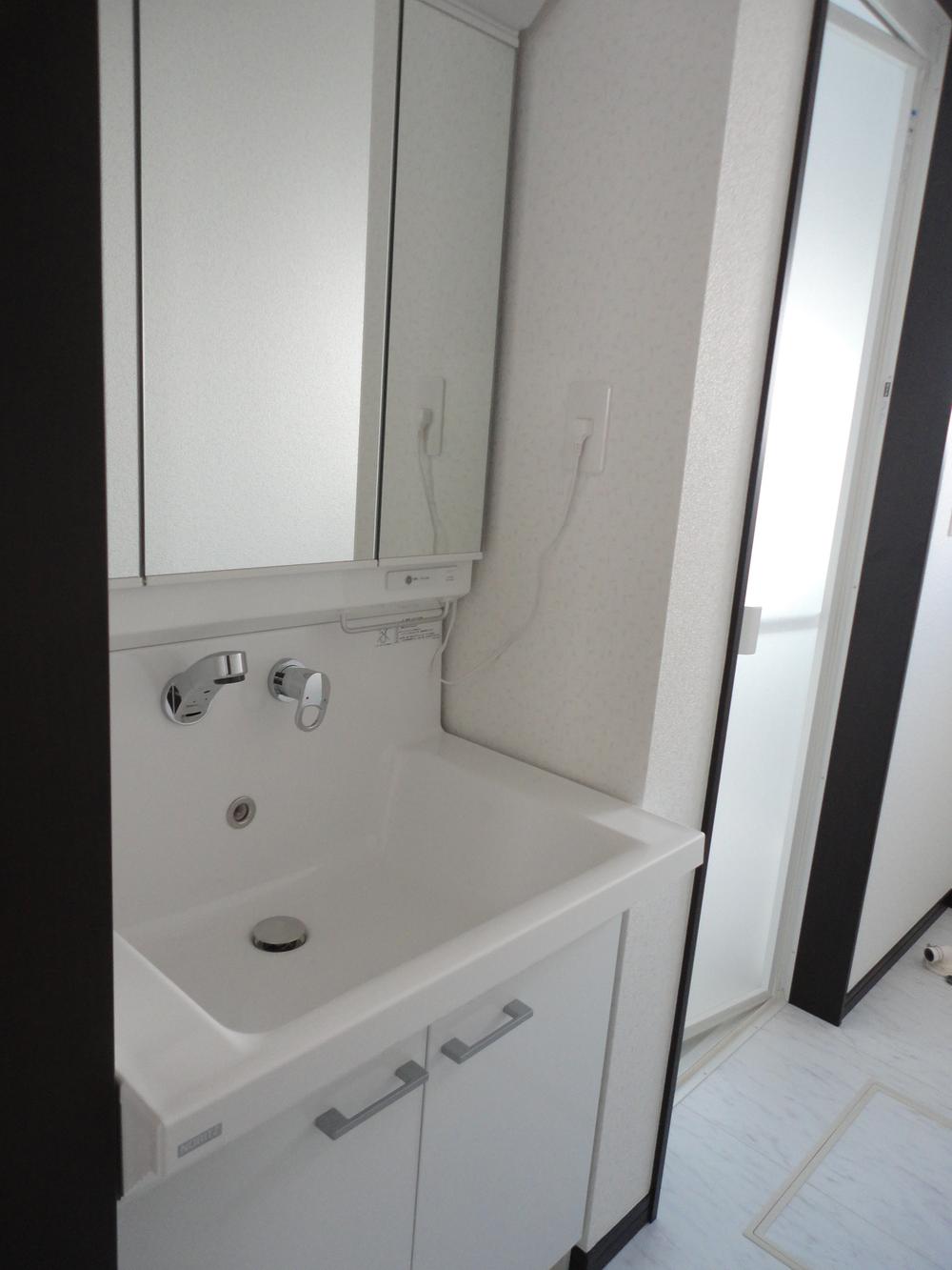 Wash basin, toilet. 5 Building