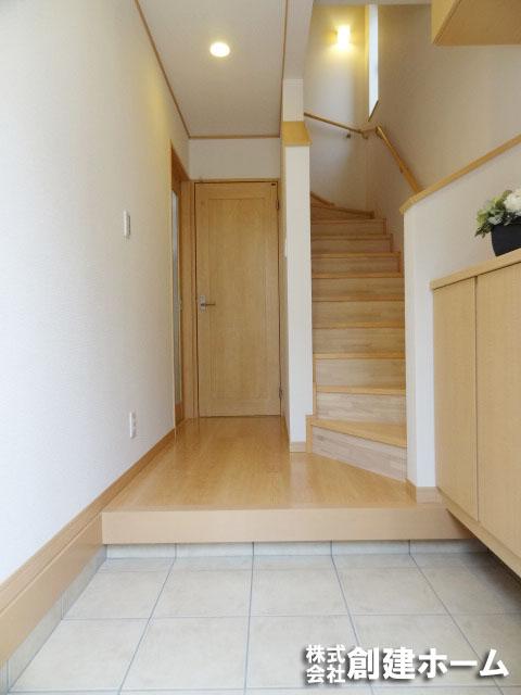 Entrance. Bright spacious entrance