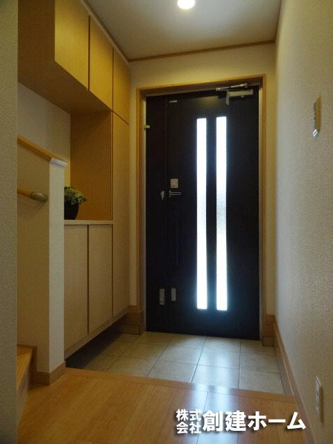 Entrance. Large shoe box, Family of shoes also refreshing storage! 