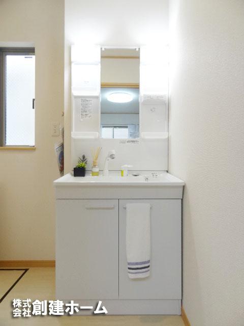 Wash basin, toilet. Bright washbasin