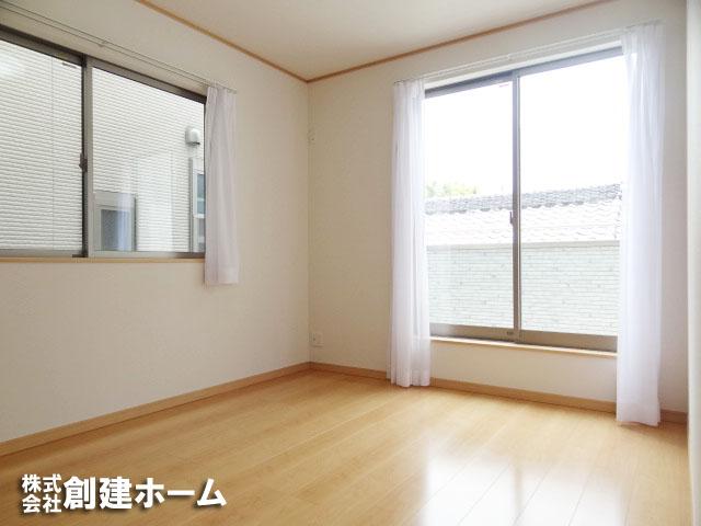 Non-living room. all rooms Bright living room of the two-sided lighting