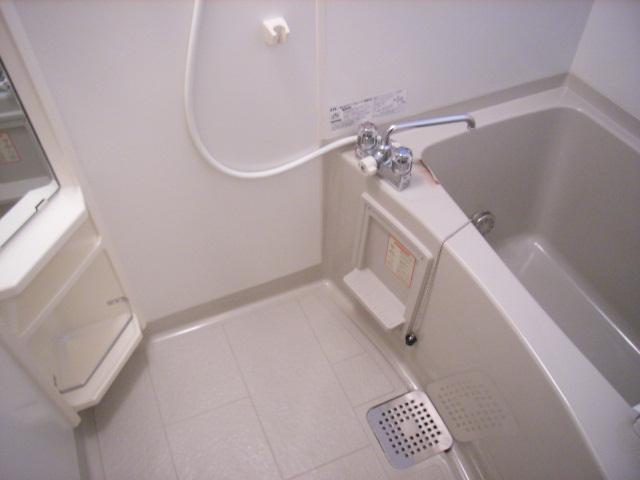 Bath. Room 101 bathroom