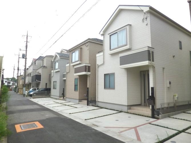 Local photos, including front road. Front is 4m public road. Parking spaces are secured widely because the parking work is also easy