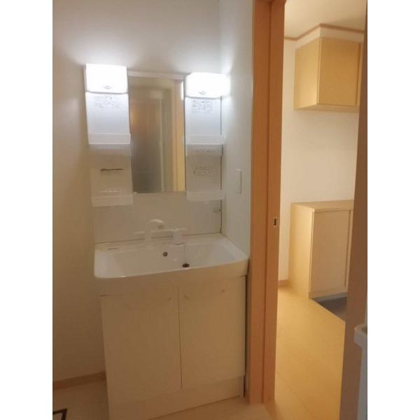 Wash basin, toilet. Washroom