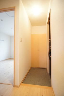 Entrance. Shoes BOX to the right on the front door