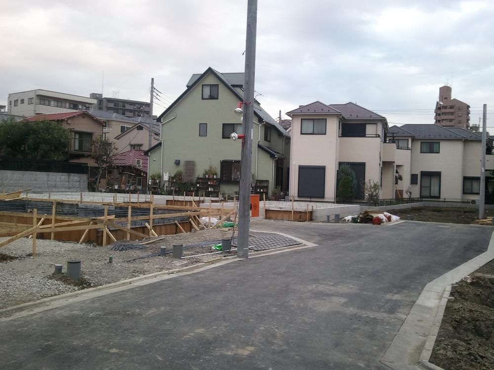 Local photos, including front road. Local (November) Shooting South driveway