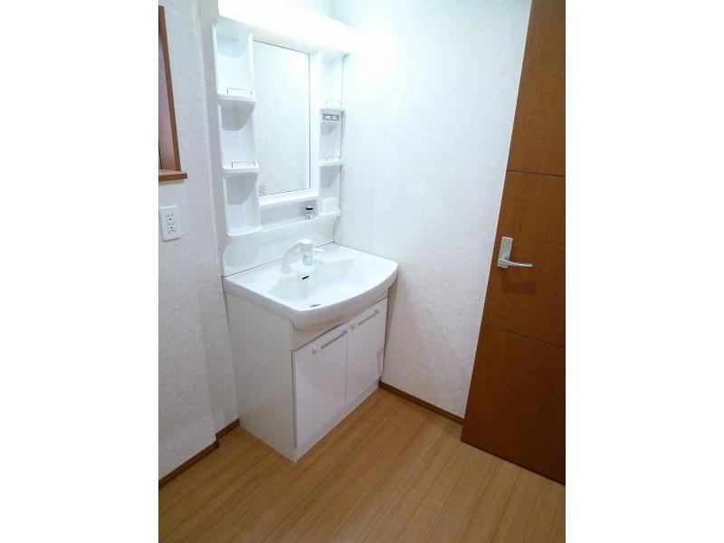 Wash basin, toilet. Building 2 Washroom