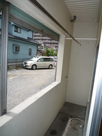 Balcony. Laundry is not wet. There is a washing machine Storage
