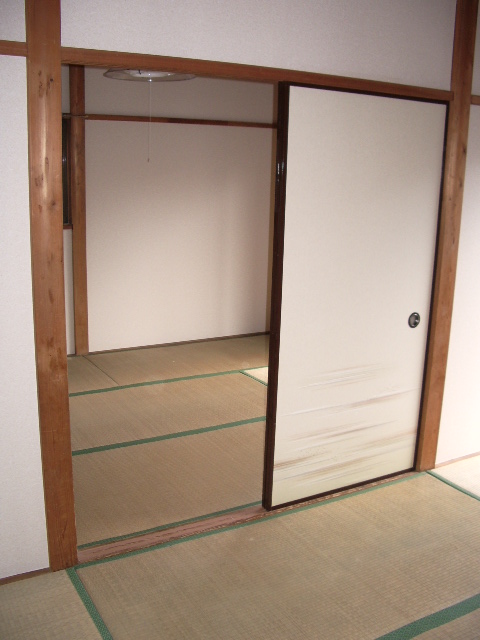 Other room space. Rumbling in the tatami ・  ・  ・ South-facing Japanese-style room