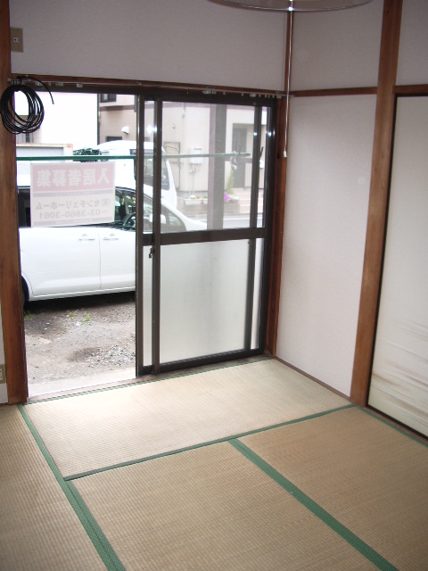 Other room space. Rumbling in the tatami ・  ・  ・ South-facing Japanese-style room