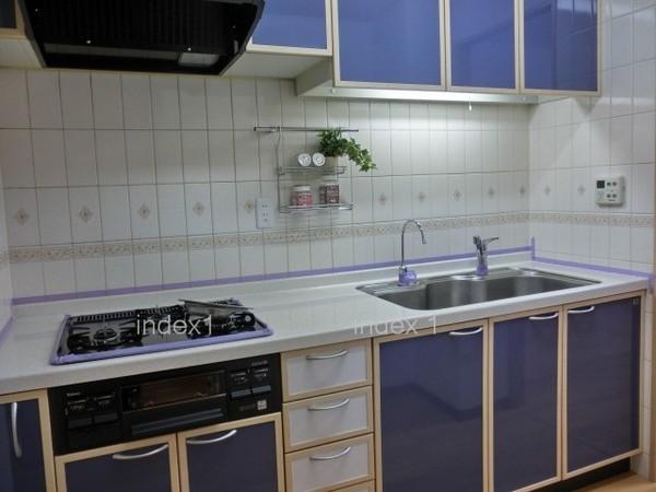Kitchen. Hakadori you dishes in the 3-burner stove!