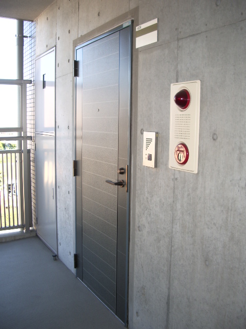 Other common areas. Entrance door as seen from the common corridor