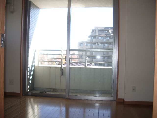 Living and room. 6 Pledge than Western-style