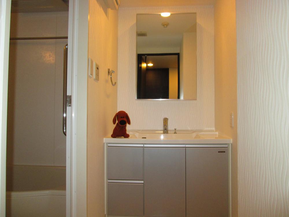 Wash basin, toilet