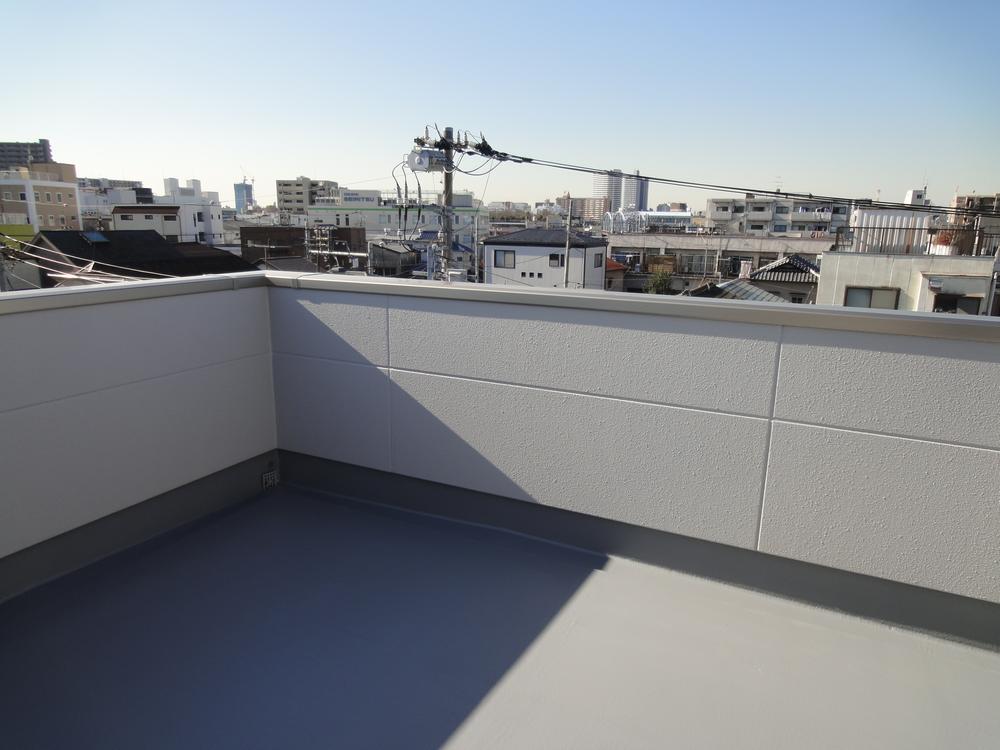 Balcony. Please as a second living room with rooftop