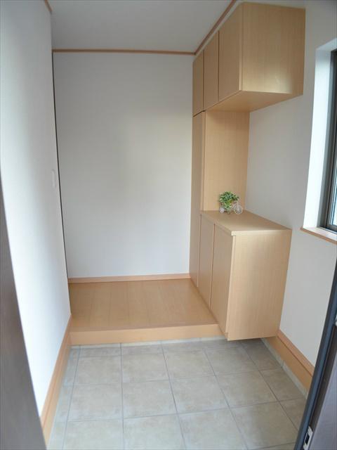 Entrance. Large entrance with storage