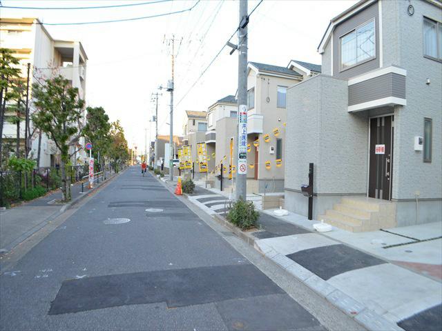 Local photos, including front road. 9.4m is a front road of width