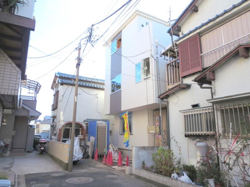 Local photos, including front road. Local (12 May 2013) Shooting