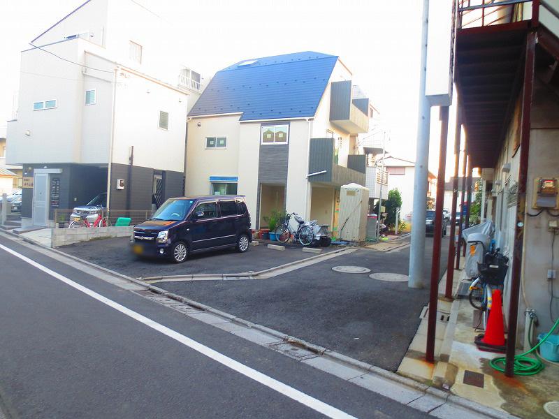 Local photos, including front road. Local (11 May 2013) Shooting