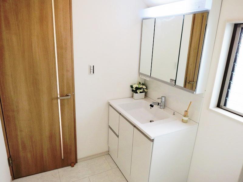 Wash basin, toilet. 5 Building washroom