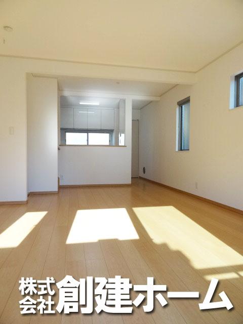 Living. Couch also put a dining set, Spacious living room It will also be fun to choose the furniture