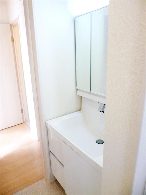 Wash basin, toilet. Building 3