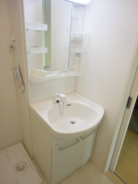 Washroom. Independent wash basin