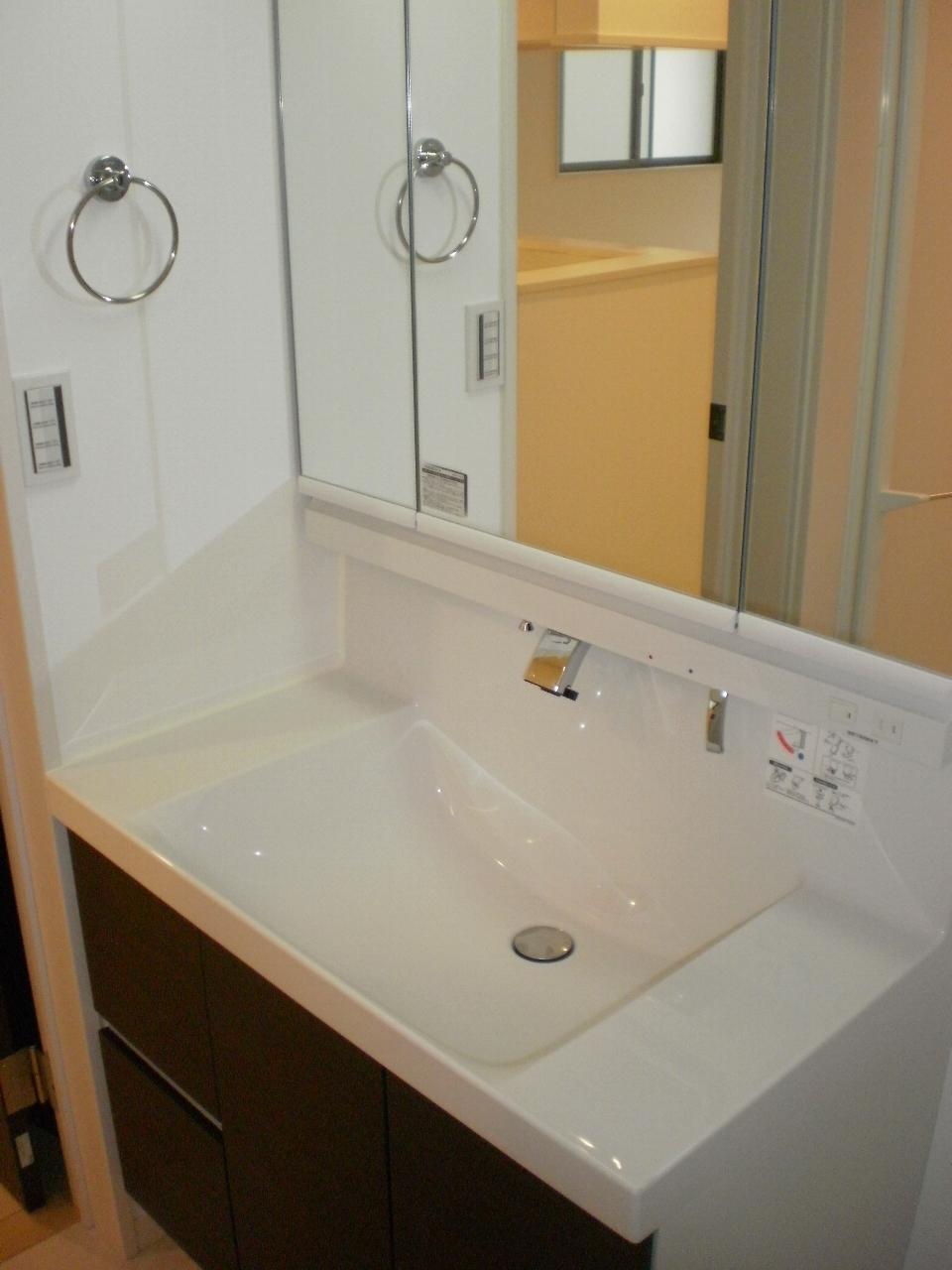 Wash basin, toilet. Local (11 May 2013) Shooting A Building